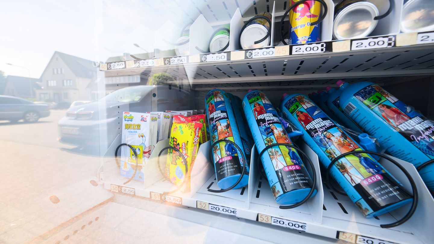 Einfach am SB-Automaten soll Lachgas bald nicht mehr zu haben sein. (Archivbild) Foto: Julian Stratenschulte/dpa