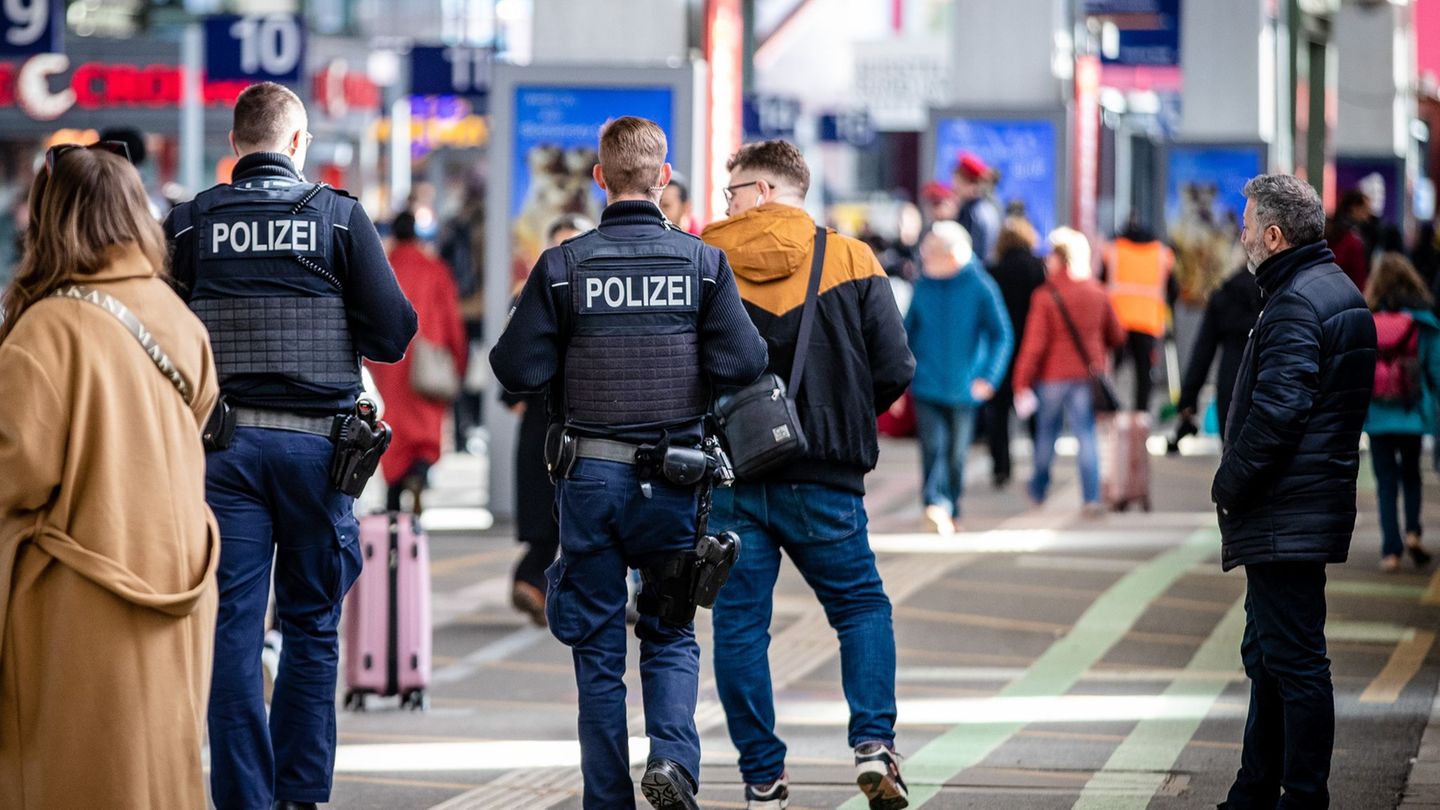 Am Stuttgarter Hauptbahnhof werden am Wochenende mehr Polizisten im Einsatz sein als sonst. (Archivbild) Foto: Christoph Schmidt