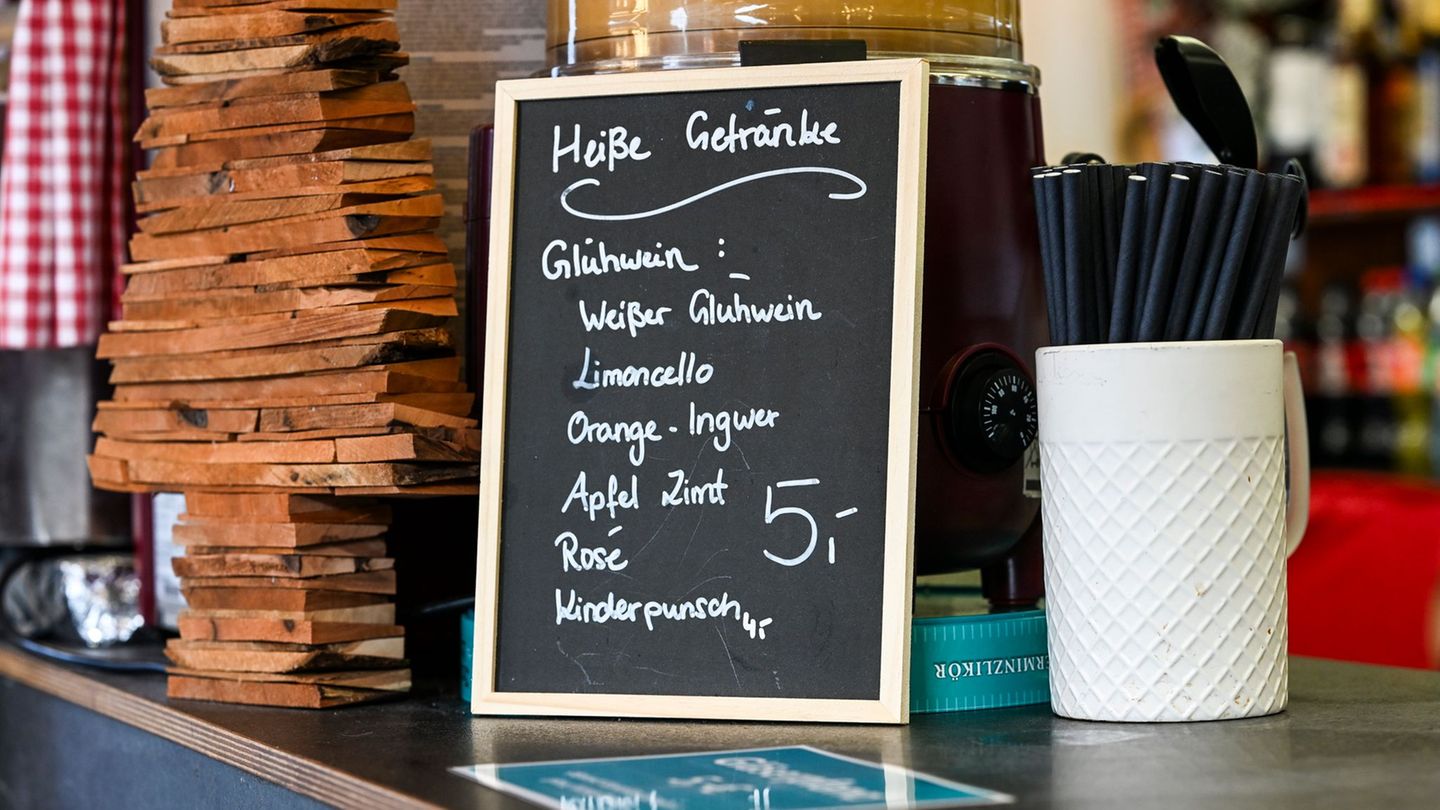 Viele Weihnachtsmärkte öffnen in Berlin am 24. November – an einigen Orten kann man aber schon Punsch und Co. trinken. (Archivbi