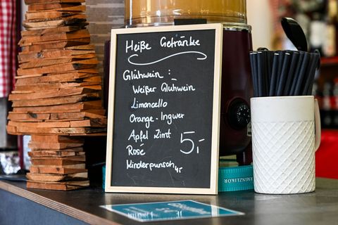 Viele Weihnachtsmärkte öffnen in Berlin am 24. November – an einigen Orten kann man aber schon Punsch und Co. trinken. (Archivbi