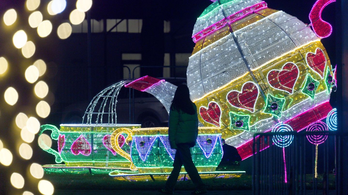 Tee spielt bei "Alice im Wunderland" immer eine wichtiger Rolle. Foto: Henning Kaiser/dpa