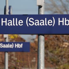 Die Deutsche Bahn arbeitet rund um den Bahnknoten Halle, was tagelang zu großen Einschränkungen für Reisende führt. (Archivbild)