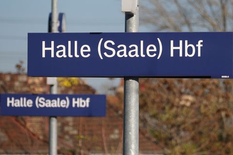Die Deutsche Bahn arbeitet rund um den Bahnknoten Halle, was tagelang zu großen Einschränkungen für Reisende führt. (Archivbild)