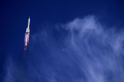 Eine Rakete vom Typ Langer Marsch 2F bringt drei Astronauten zu Chinas Raumfahrtmission Shenzhou 20