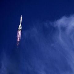 Eine Rakete vom Typ Langer Marsch 2F bringt drei Astronauten zu Chinas Raumfahrtmission Shenzhou 20