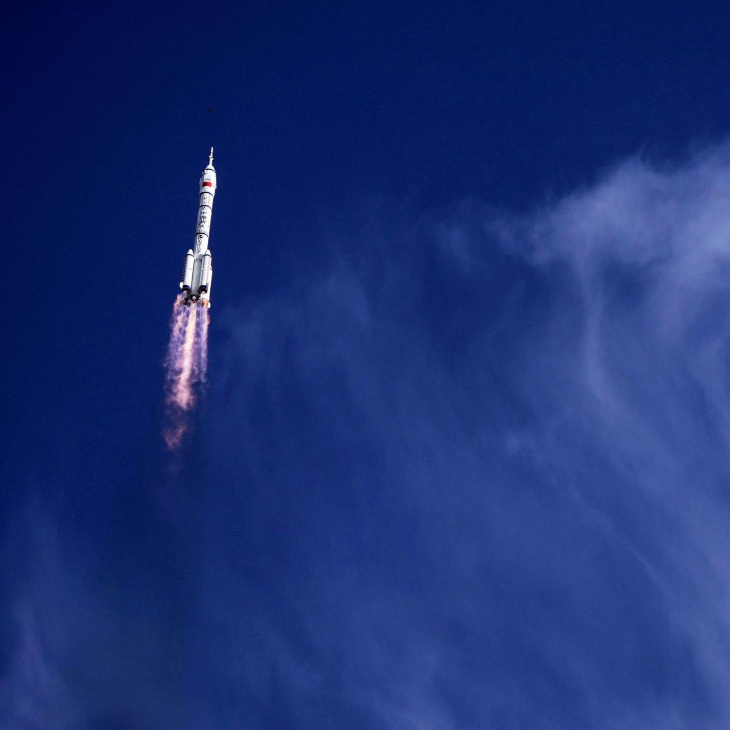 Eine Rakete vom Typ Langer Marsch 2F bringt drei Astronauten zu Chinas Raumfahrtmission Shenzhou 20