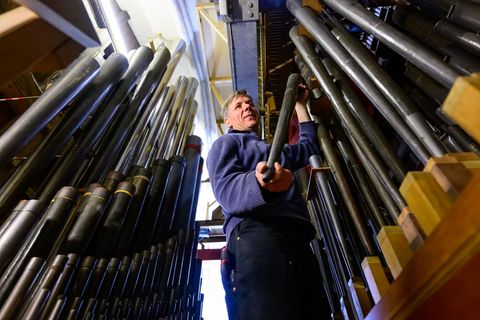 Die historische Orgel in der Lüneburger St.-Johannis-Kirche wird aufwendig restauriert. Foto: Philipp Schulze/dpa