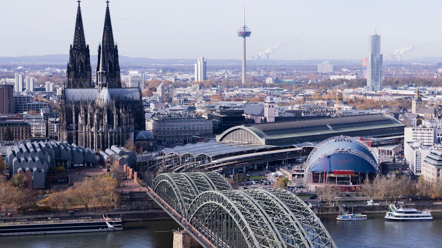 Sonst fahren in Köln im Minutentakt Züge über die Hohenzollernbrücke in den Hauptbahnhof. Während der zehntägigen Sperrung herrs