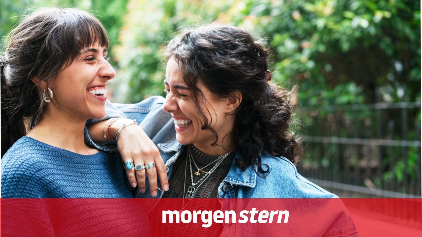 Zwei Frauen lachen gemeinsam