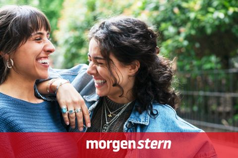 Zwei Frauen lachen gemeinsam