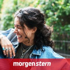 Zwei Frauen lachen gemeinsam
