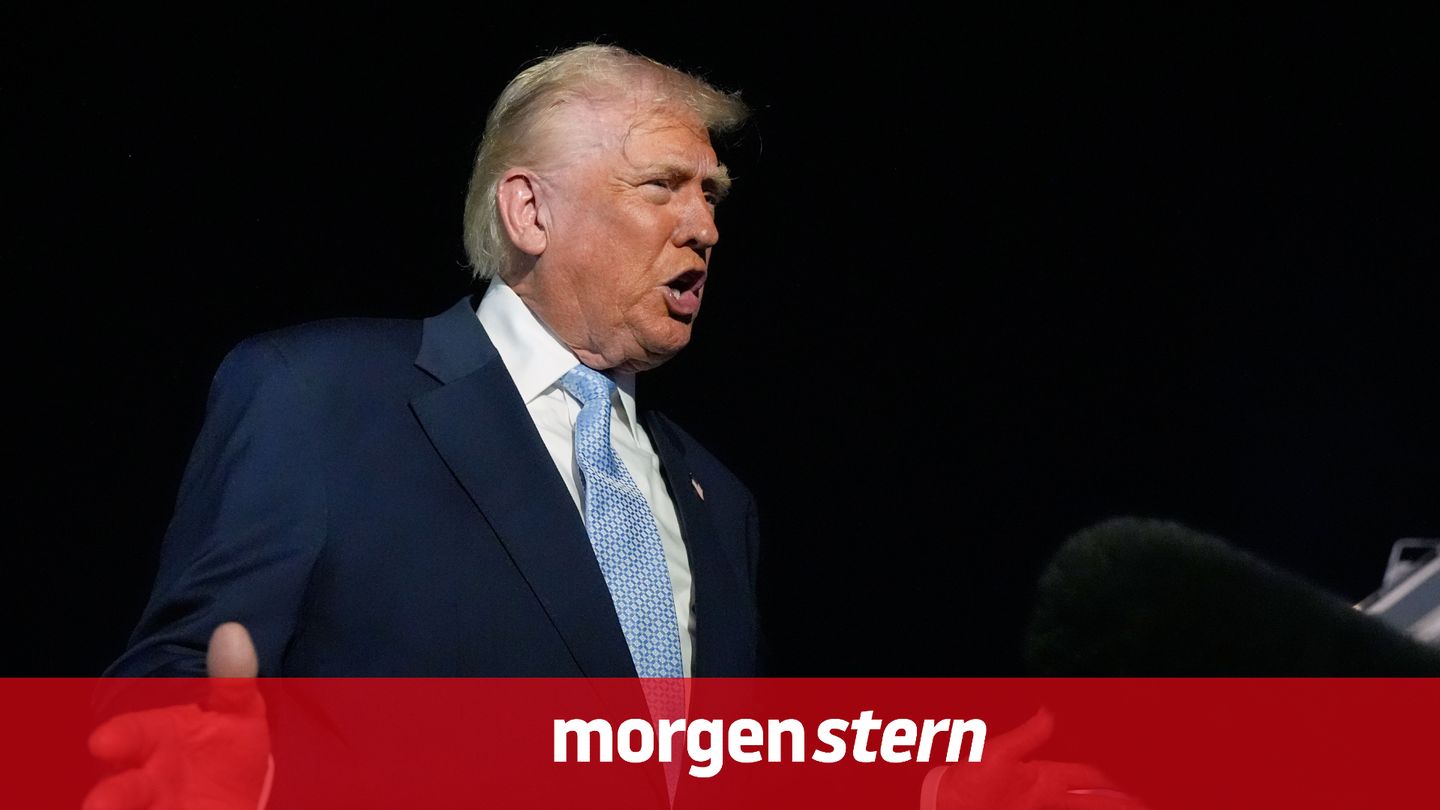 Donald Trump gestikuliert, während er im Freien steht und spricht