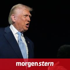 Donald Trump gestikuliert, während er im Freien steht und spricht