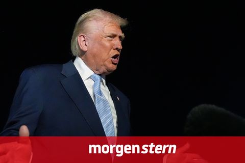 Donald Trump gestikuliert, während er im Freien steht und spricht