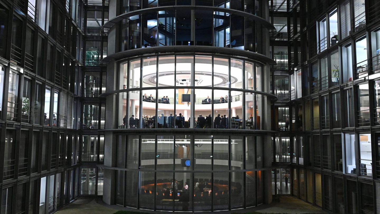 Der Ausschuss tagte bis zum Morgen. Foto: Elisa Schu/dpa