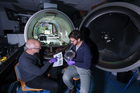 Daniel Spemann (links) und Lukas Pietzonka vom Leibniz-Institut für Oberflächenmodifizierung (IOM) bereiten einen Laborversuch m