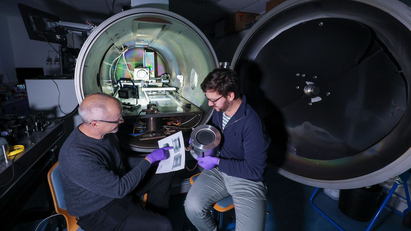 Daniel Spemann (links) und Lukas Pietzonka vom Leibniz-Institut für Oberflächenmodifizierung (IOM) bereiten einen Laborversuch m