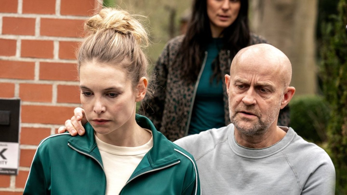 "Jenseits der Spree: Verlorene Engel": Sarah Winter (l.) wird wegen des Verdachts, ihr Kind getötet zu haben, von Robert Heffl