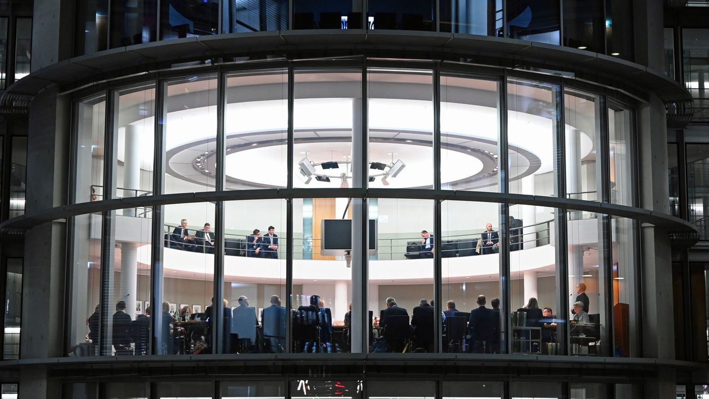 Die Sitzung dauerte bis zum frühen Morgen. Foto: Elisa Schu/dpa