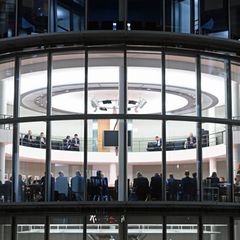 Die Sitzung dauerte bis zum frühen Morgen. Foto: Elisa Schu/dpa