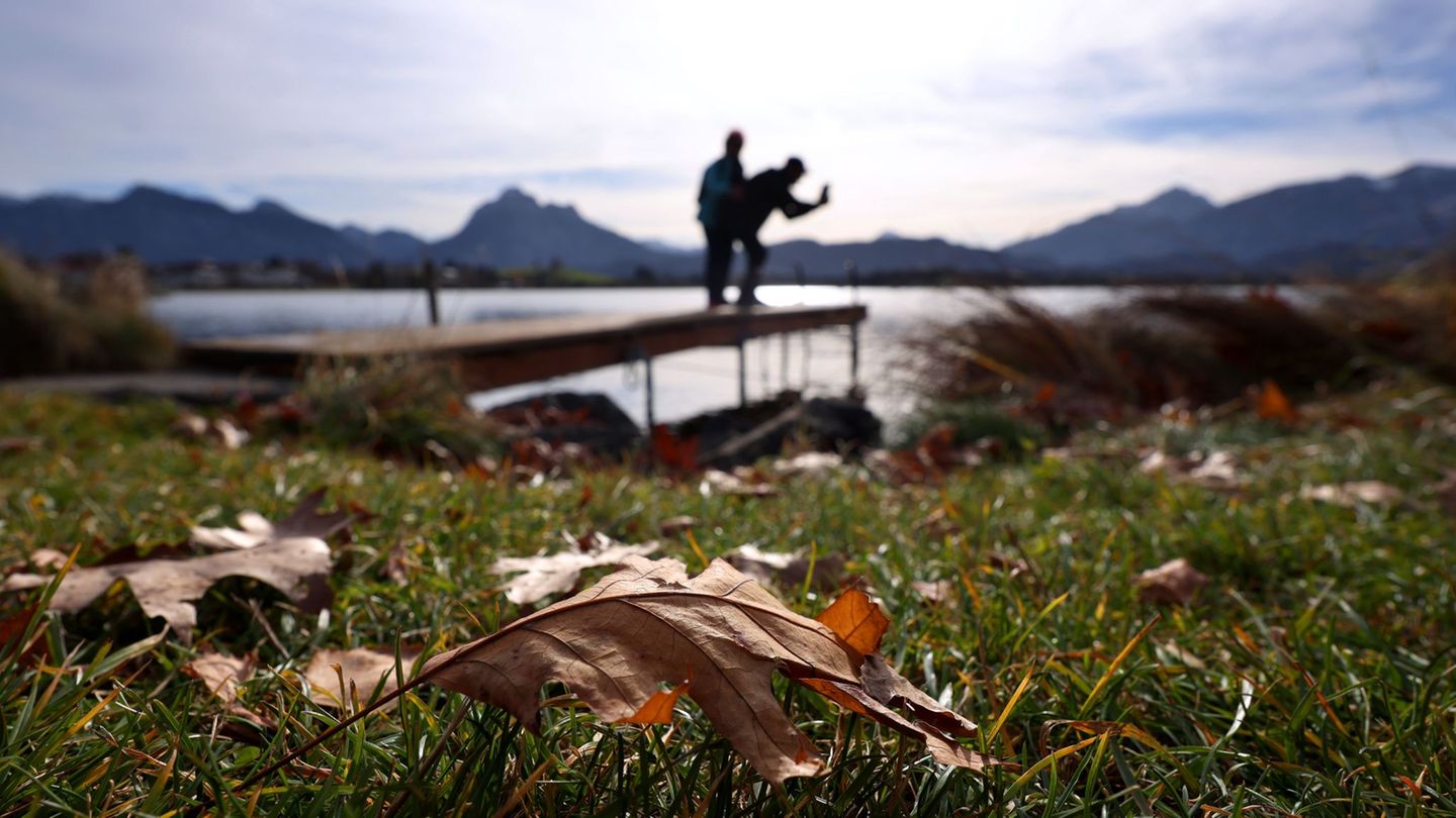 Am Freitag sind noch einmal Ausflüge bei milden Temperaturen und Sonne möglich. (Symbolbild) Foto: Karl-Josef Hildenbrand/dpa