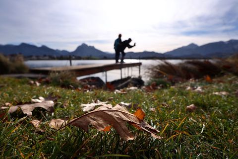 Am Freitag sind noch einmal Ausflüge bei milden Temperaturen und Sonne möglich. (Symbolbild) Foto: Karl-Josef Hildenbrand/dpa