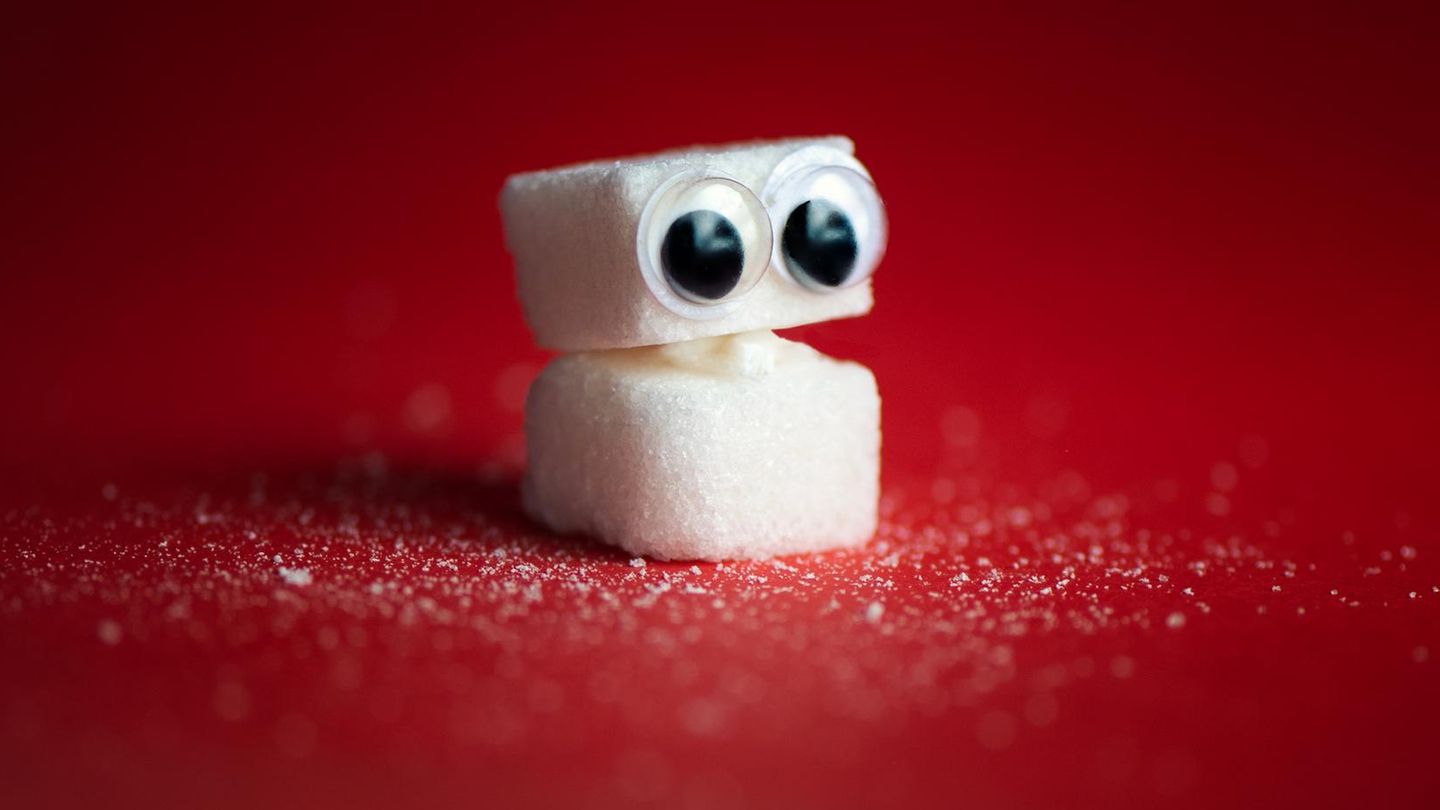 Würfelzucker mit aufgeklebten Augen