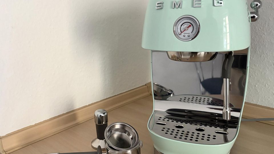 Siebträgermaschine Test: SMEG ECF03