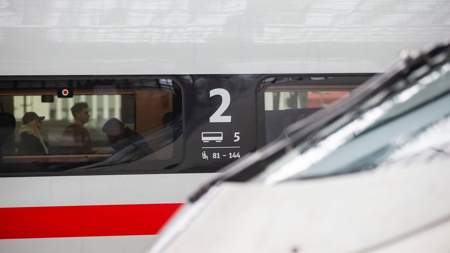Ein ICE erfasste einen jungen Mann in Leichlingen. (Symbolbild) Foto: Thomas Banneyer/dpa