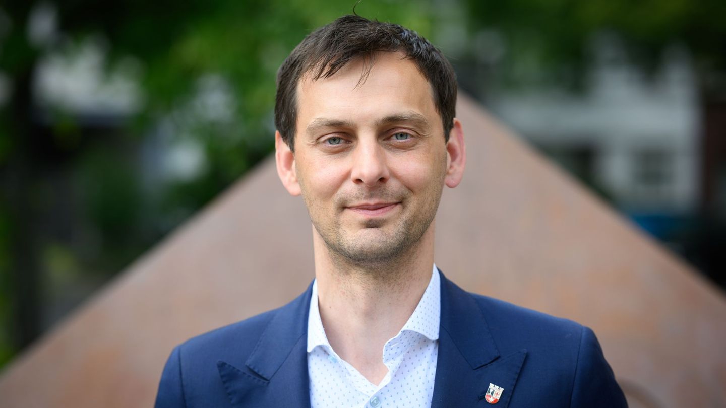 Der SPD-Landesvorsitzende Martin Hikel gibt sich zuversichtlich für die Aufstellung des Spitzenkandidaten Steffen Krach am Samst