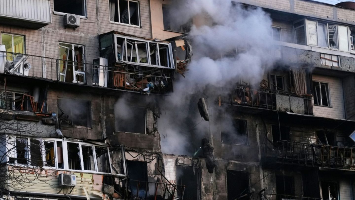 Beschädigtes Gebäude in Kiew