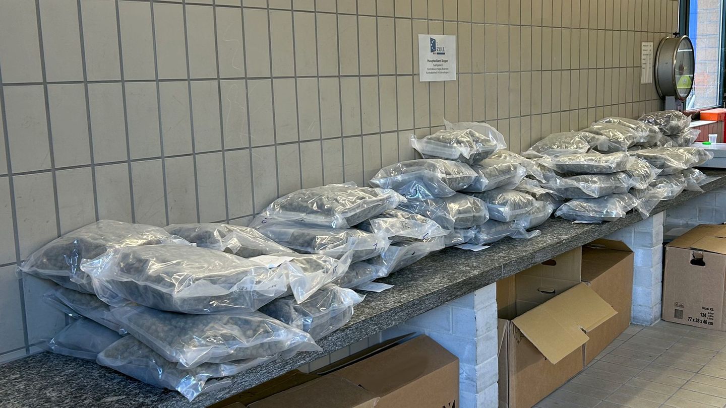 Der Zoll beschlagnahmte rund 56 Kilo Marihuana. Foto: ----/Hauptzollamt Singen/dpa