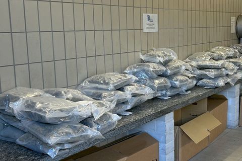 Der Zoll beschlagnahmte rund 56 Kilo Marihuana. Foto: ----/Hauptzollamt Singen/dpa