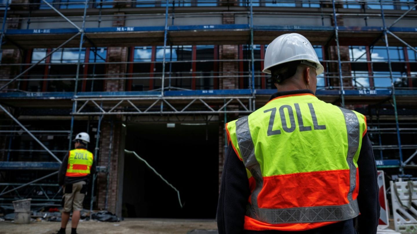 Zollbeamte bei Baustellenrazzia