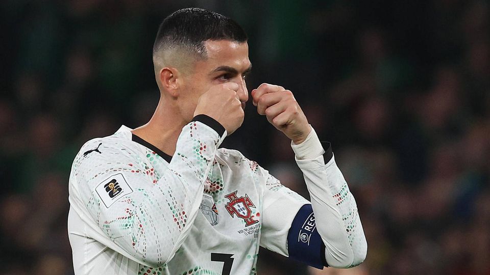 Ronaldo macht sich mit einer weinenden-Geste über den Gegener lustig