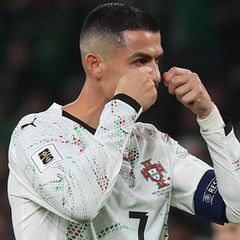 Ronaldo macht sich mit einer weinenden-Geste über den Gegener lustig