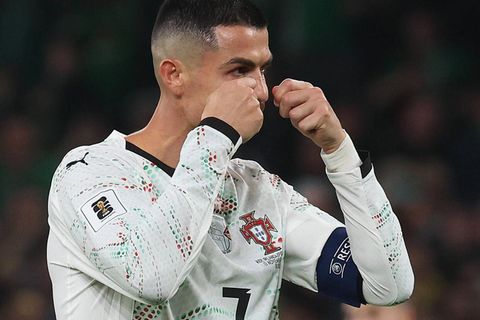 Ronaldo macht sich mit einer weinenden-Geste über den Gegener lustig