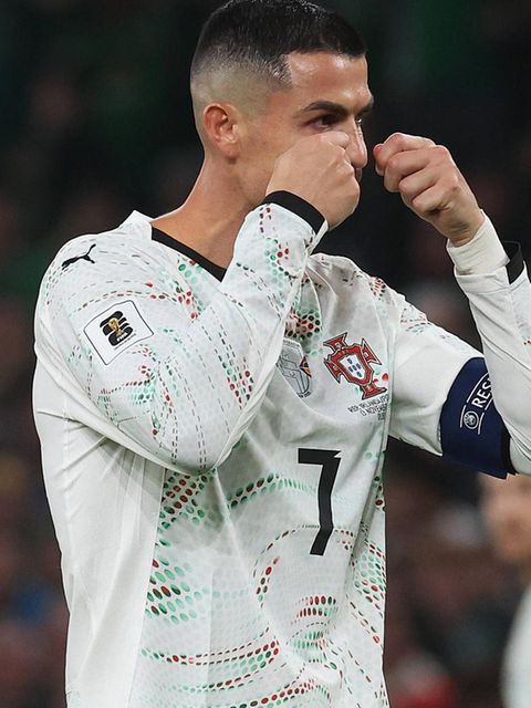 Ronaldo macht sich mit einer weinenden-Geste über den Gegener lustig