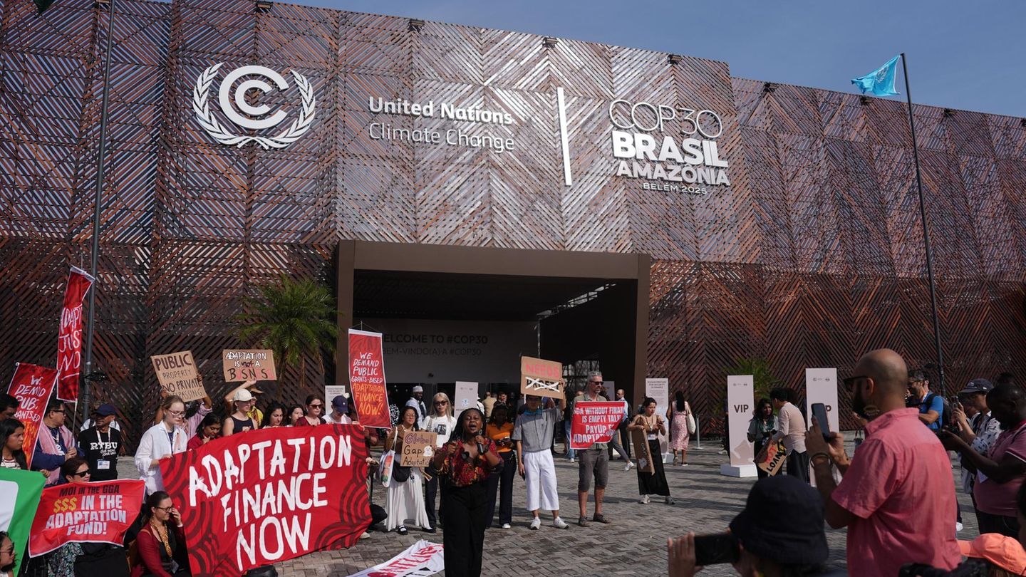 Aktivisten demonstrieren vor dem Veranstaltungsort des UN-Klimagipfels COP30