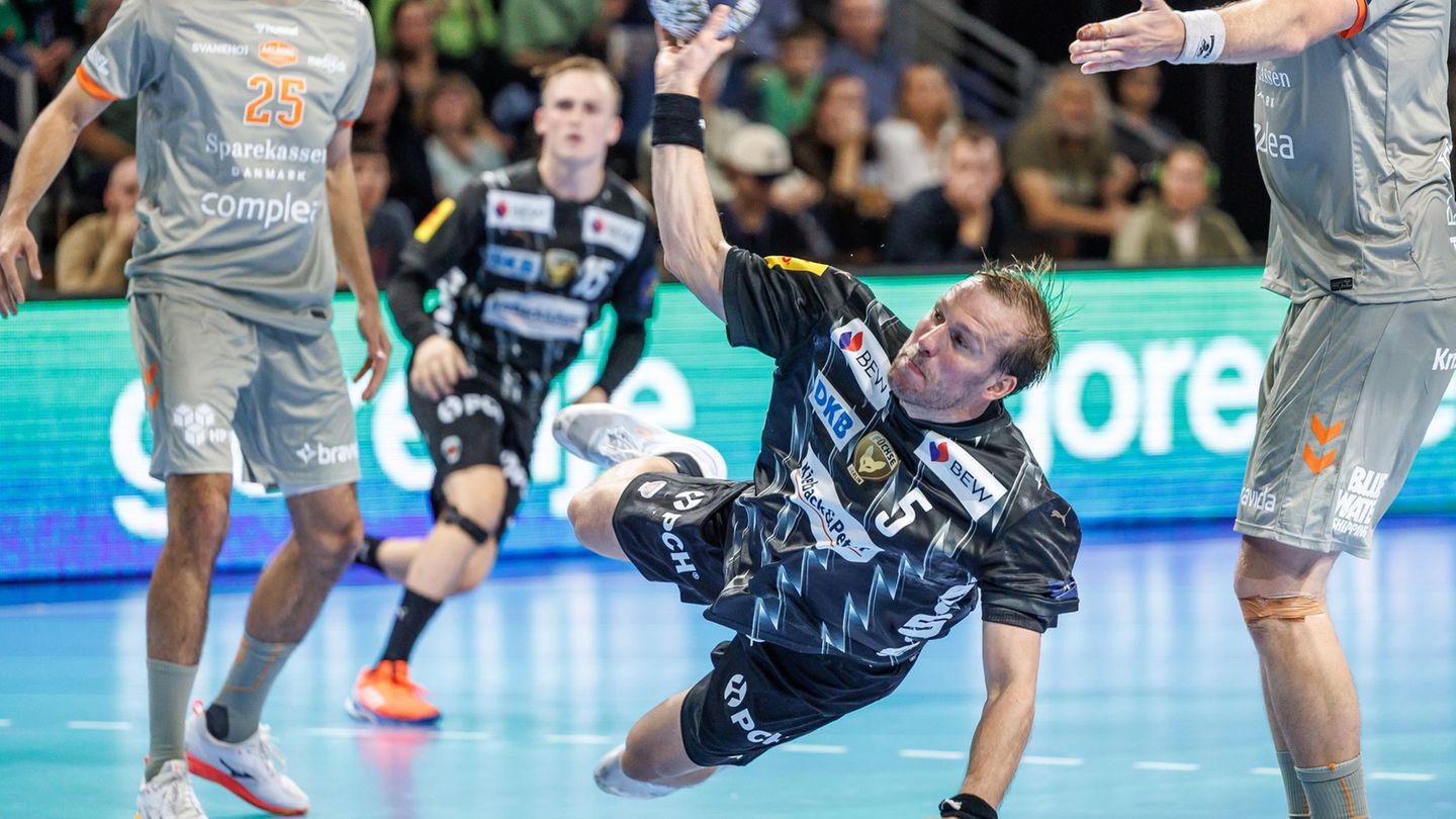 Füchse-Kapitän Max Darj ist wenig erfreut über die Ansetzung des Topspiels gegen Kiel. (Archivfoto) Foto: Andreas Gora/dpa