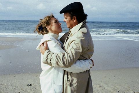 So sieht sie aus, die bis heute erfolgreichste fiktionale TV-Ausstrahlung des deutschen Fernsehens: Schwester Christa (Gaby Dohm, links) und Klaus Brinkmann (Klausjürgen Wussow) sind sich in "Die Schwarzwaldklinik – Die Schuldfrage" (17. November 1985, ZDF) sehr nahe gekommen. Weit weg von der Klinik, am Nordseestrand, ließen sie ihren Gefühle füreinander freien Lauf. Und 28 Millionen Zuschauer seufzten dazu.