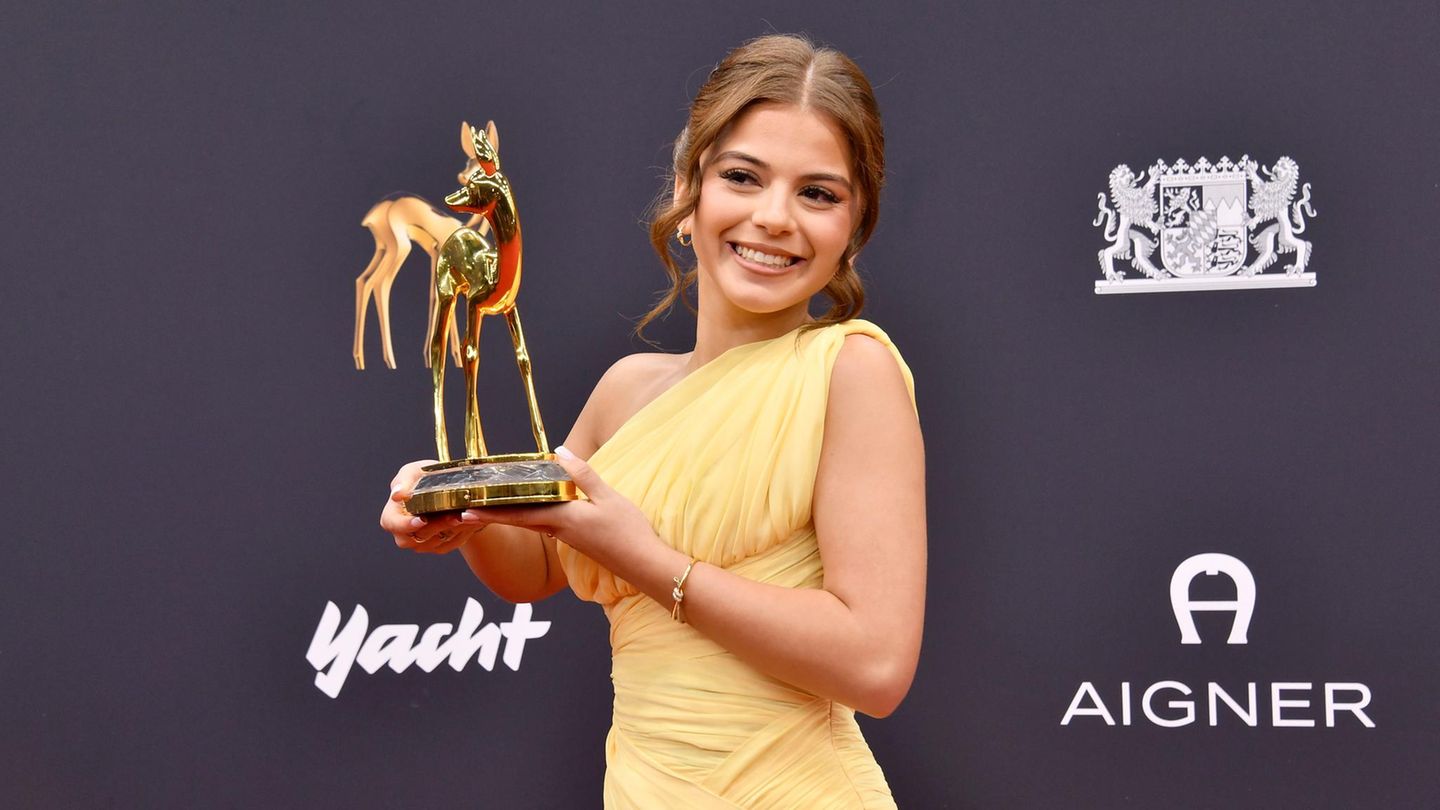 Zahide im gelden Abendkleid mit dem Bambi in der Hand