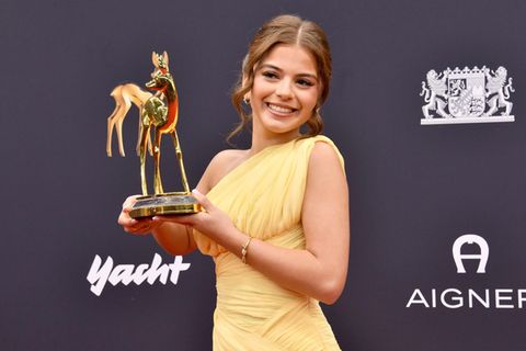 Zahide im gelden Abendkleid mit dem Bambi in der Hand