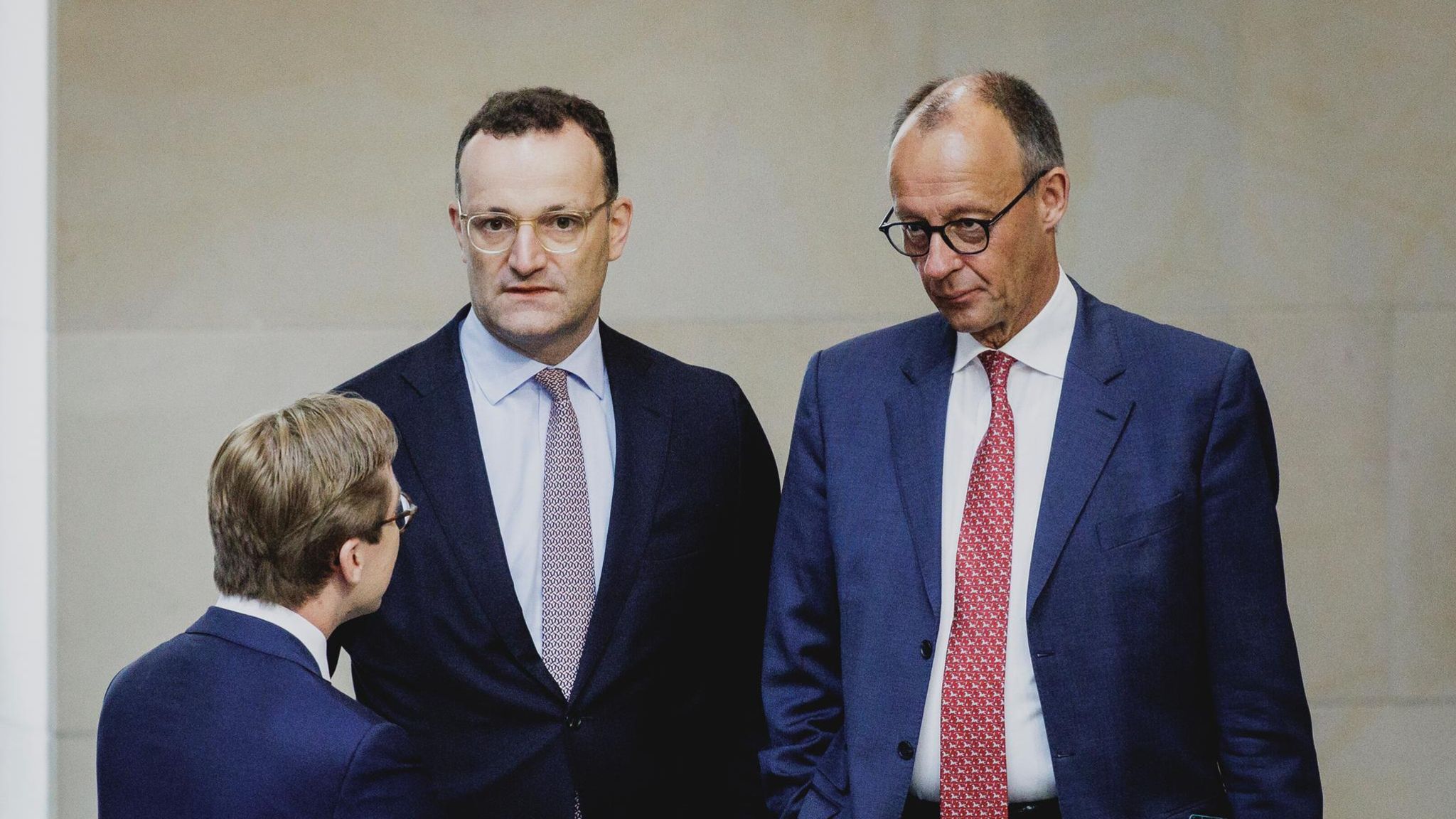 Jens Spahn und Friedrich Merz stehen im Bundestag