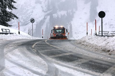 Mit 880 Fahrzeugen gewährleistet der Freistaat Bayern in der bevorstehenden Saison den Winterdienst auf Bundes- und Landesstraße