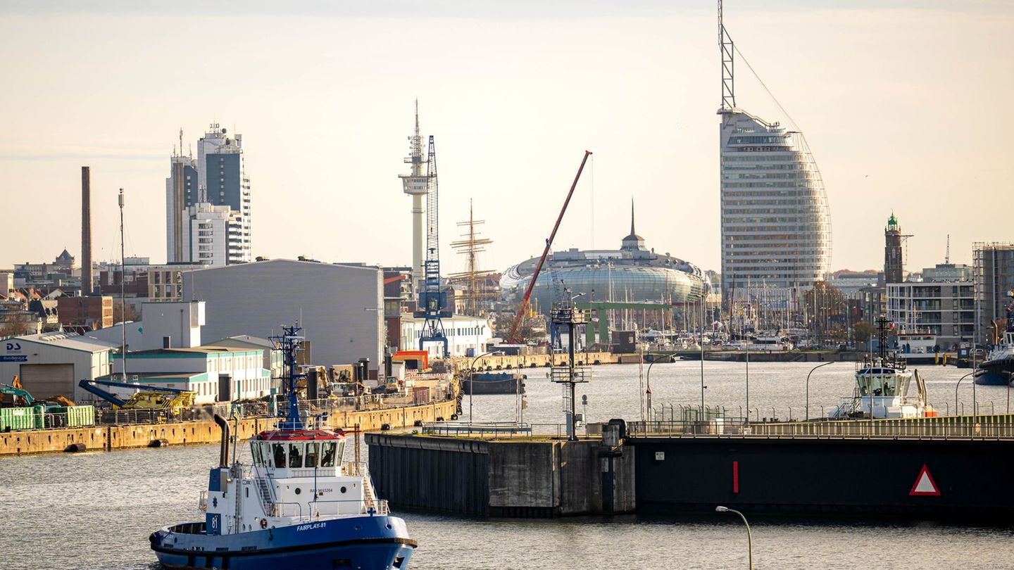 In Bremerhaven sind die Menschen im Bundesdurchschnitt besonders oft überschuldet. (Archivbild) Foto: Sina Schuldt/dpa