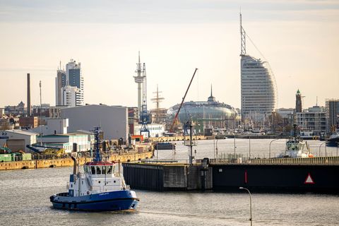 In Bremerhaven sind die Menschen im Bundesdurchschnitt besonders oft überschuldet. (Archivbild) Foto: Sina Schuldt/dpa