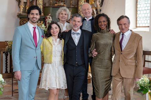 Die goldene Hochzeit feiern Antje Hagen (hinten links) und Sepp Schauer (hinten recjts) gemeinsam mit Marcel Zuschlag (vorne links), Jeannine Michèle Wacker (vorne links), Gregory B. Waldis (vorne Mitte), Dionne Wudu (vorne rechts) und Johann Schuler (vorne rechts).