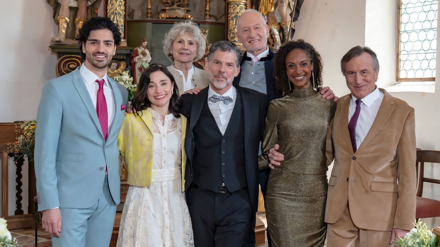 Die goldene Hochzeit feiern Antje Hagen (hinten links) und Sepp Schauer (hinten recjts) gemeinsam mit Marcel Zuschlag (vorne links), Jeannine Michèle Wacker (vorne links), Gregory B. Waldis (vorne Mitte), Dionne Wudu (vorne rechts) und Johann Schuler (vorne rechts).