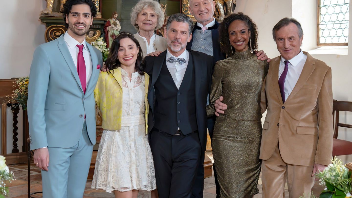 Die goldene Hochzeit feiern Antje Hagen (hinten links) und Sepp Schauer (hinten recjts) gemeinsam mit Marcel Zuschlag (vorne links), Jeannine Michèle Wacker (vorne links), Gregory B. Waldis (vorne Mitte), Dionne Wudu (vorne rechts) und Johann Schuler (vorne rechts).